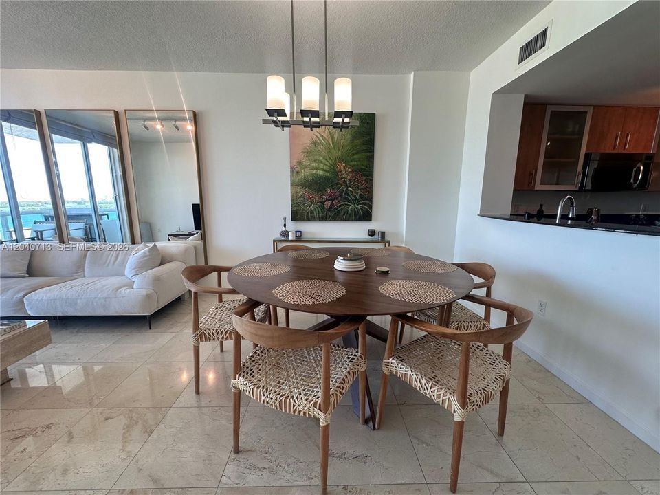 For Rent: $2,800 (1 beds, 1 baths, 900 Square Feet)