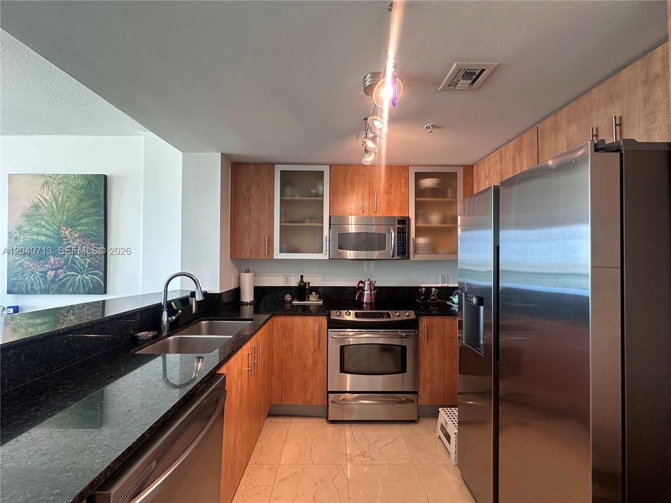 For Rent: $2,800 (1 beds, 1 baths, 900 Square Feet)
