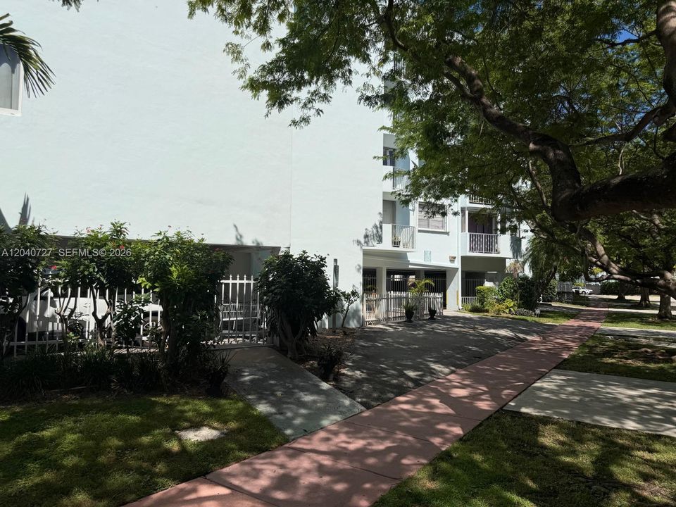 For Sale: $225,000 (1 beds, 1 baths, 672 Square Feet)