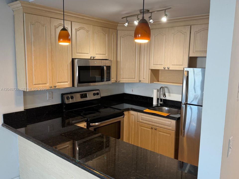 For Sale: $225,000 (1 beds, 1 baths, 672 Square Feet)