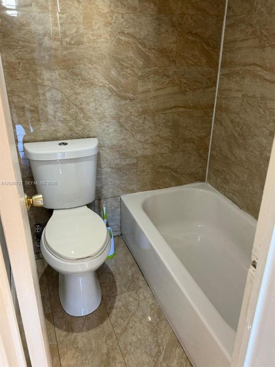 For Sale: $225,000 (1 beds, 1 baths, 672 Square Feet)