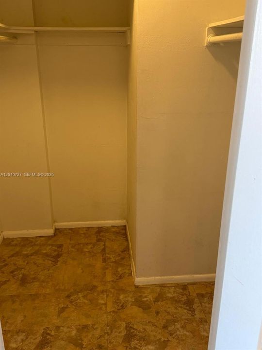 For Sale: $225,000 (1 beds, 1 baths, 672 Square Feet)