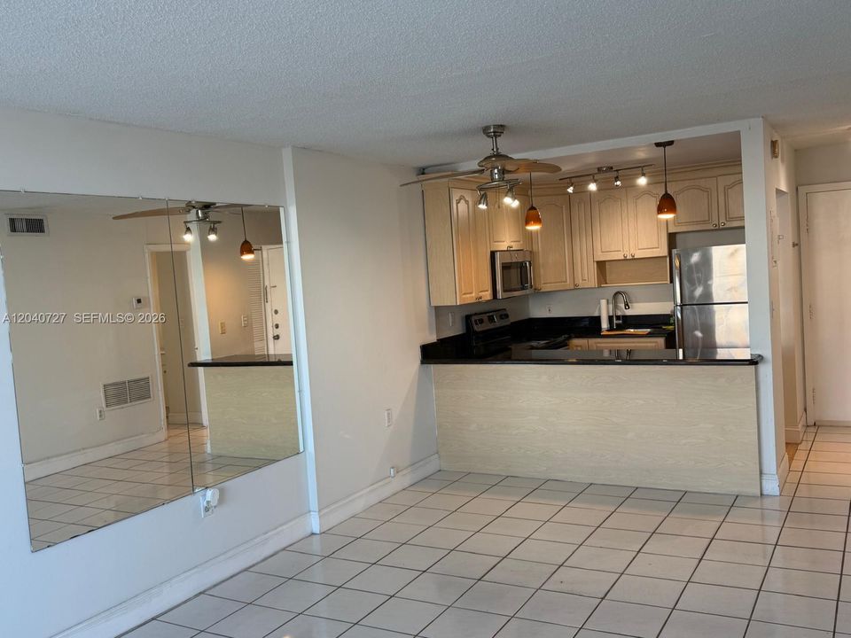 For Sale: $225,000 (1 beds, 1 baths, 672 Square Feet)
