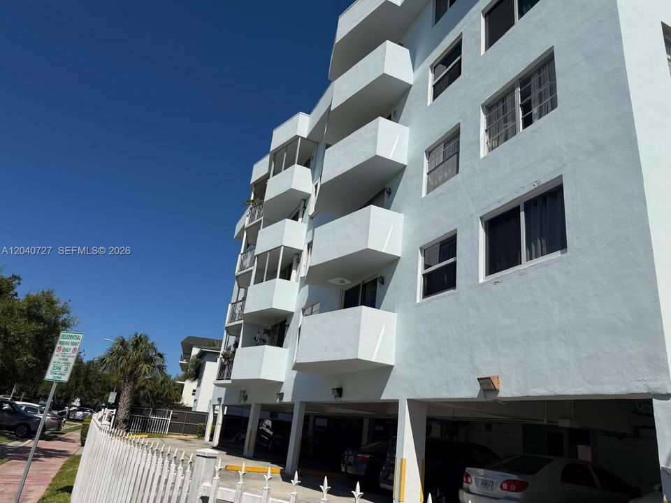 For Sale: $225,000 (1 beds, 1 baths, 672 Square Feet)