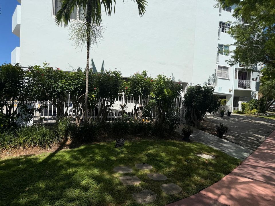 For Sale: $225,000 (1 beds, 1 baths, 672 Square Feet)