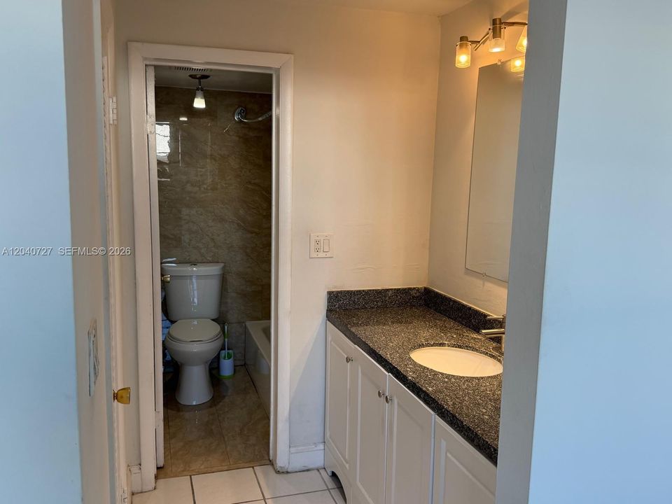 For Sale: $225,000 (1 beds, 1 baths, 672 Square Feet)