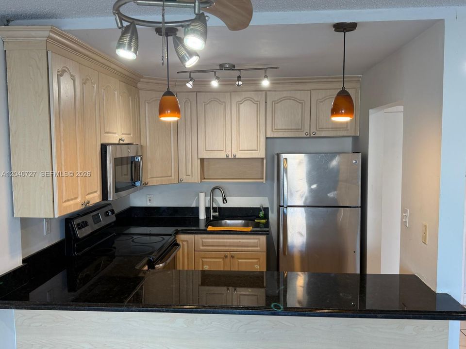 For Sale: $225,000 (1 beds, 1 baths, 672 Square Feet)