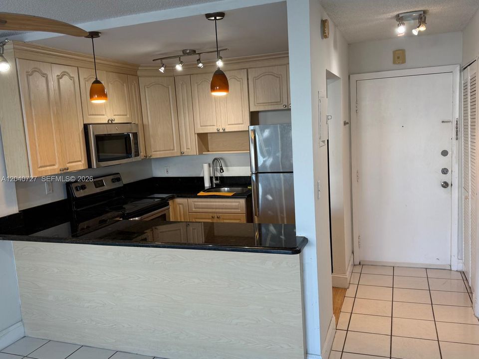 For Sale: $225,000 (1 beds, 1 baths, 672 Square Feet)