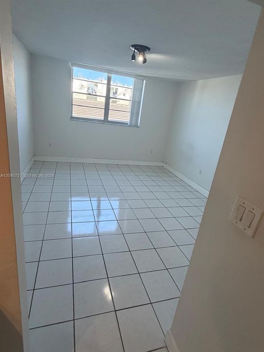 For Sale: $225,000 (1 beds, 1 baths, 672 Square Feet)