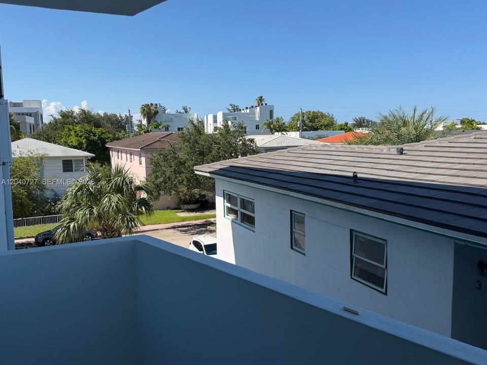 For Sale: $225,000 (1 beds, 1 baths, 672 Square Feet)