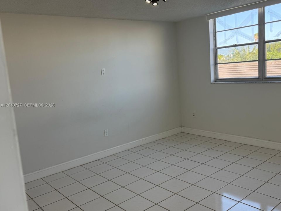 For Sale: $225,000 (1 beds, 1 baths, 672 Square Feet)