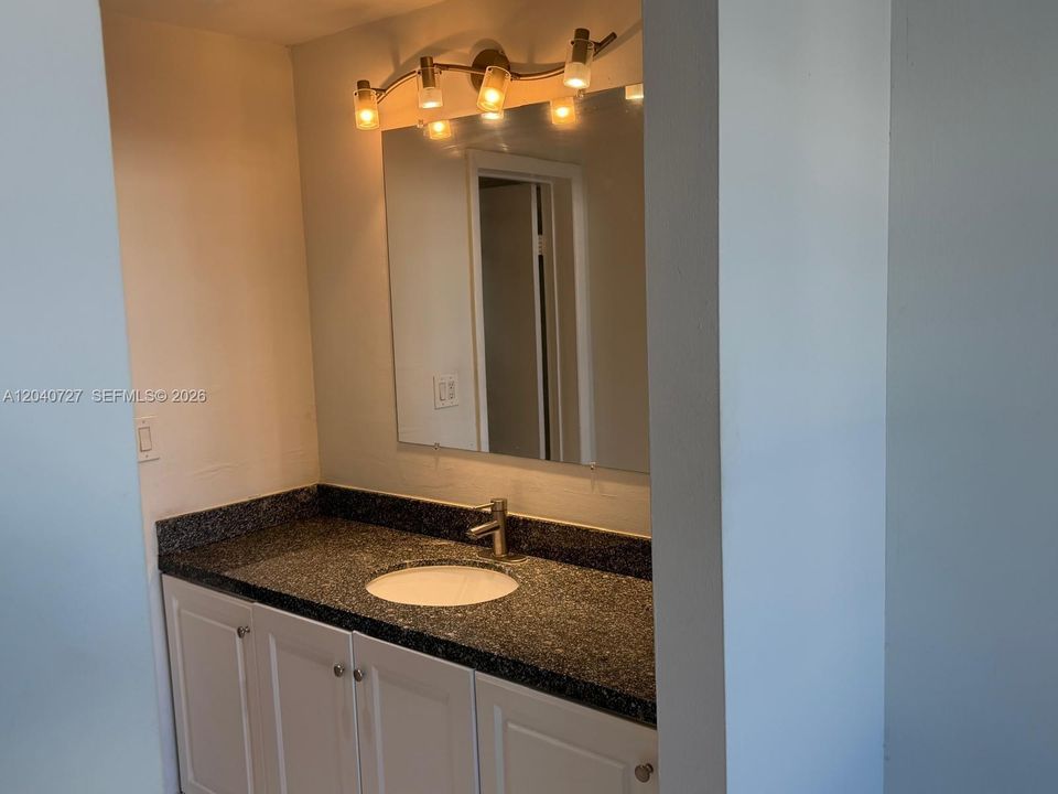 For Sale: $225,000 (1 beds, 1 baths, 672 Square Feet)