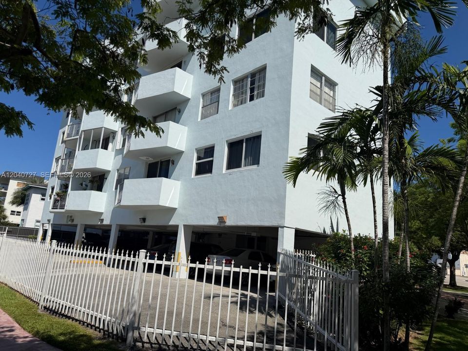 For Sale: $225,000 (1 beds, 1 baths, 672 Square Feet)