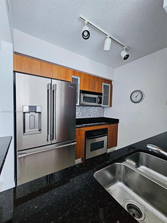 For Rent: $2,800 (1 beds, 1 baths, 846 Square Feet)