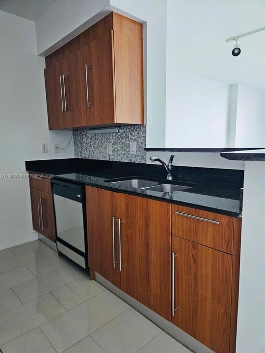 For Rent: $2,800 (1 beds, 1 baths, 846 Square Feet)