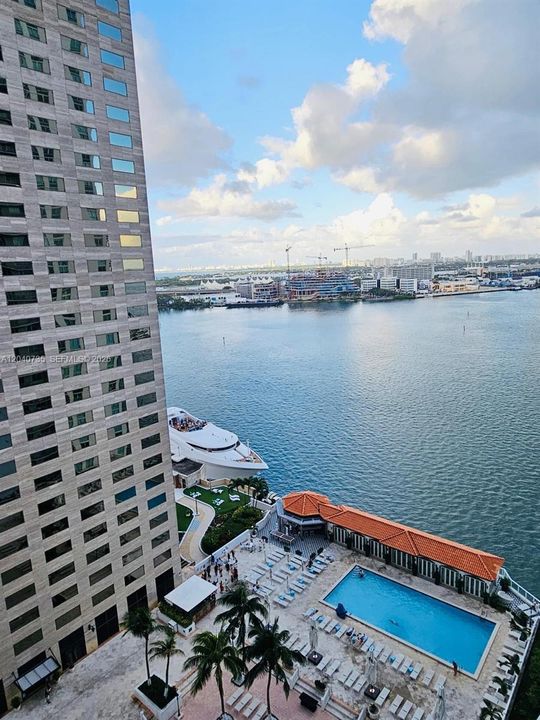 For Rent: $2,800 (1 beds, 1 baths, 846 Square Feet)