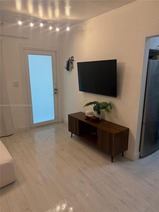 For Sale: $295,000 (1 beds, 1 baths, 520 Square Feet)