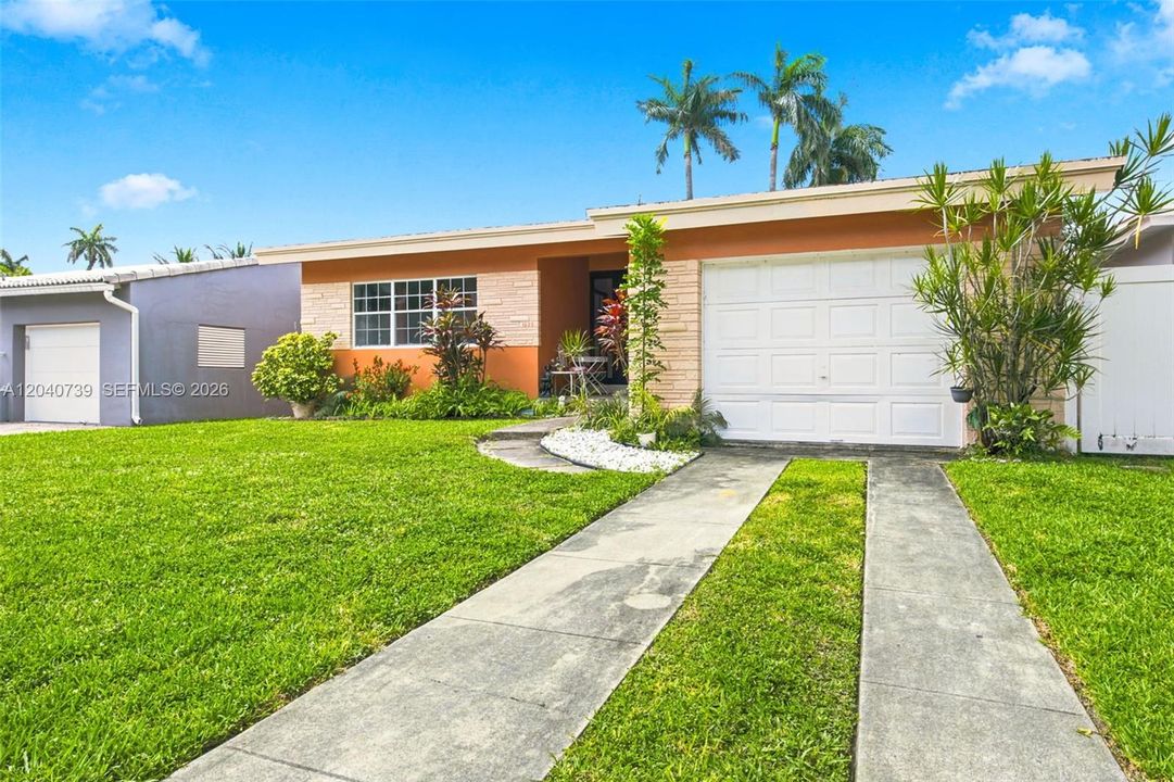 For Rent: $5,500 (3 beds, 3 baths, 1949 Square Feet)