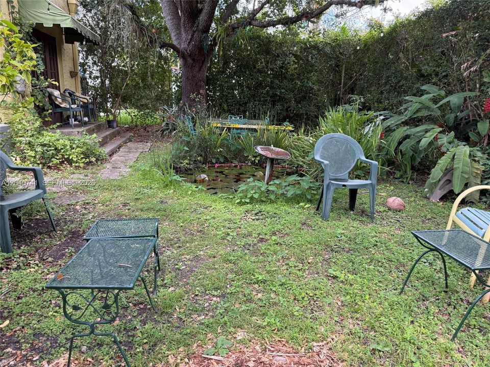 For Rent: $2,700 (1 beds, 1 baths, 893 Square Feet)