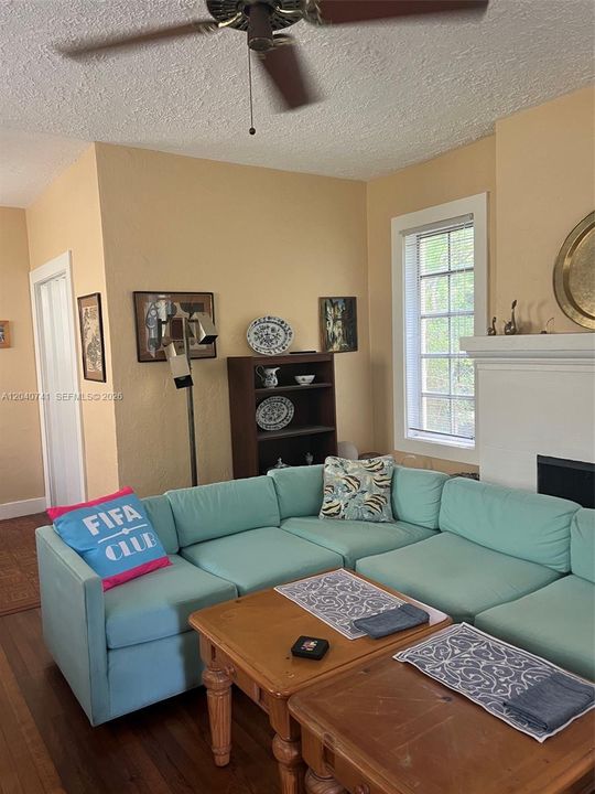 For Rent: $2,700 (1 beds, 1 baths, 893 Square Feet)