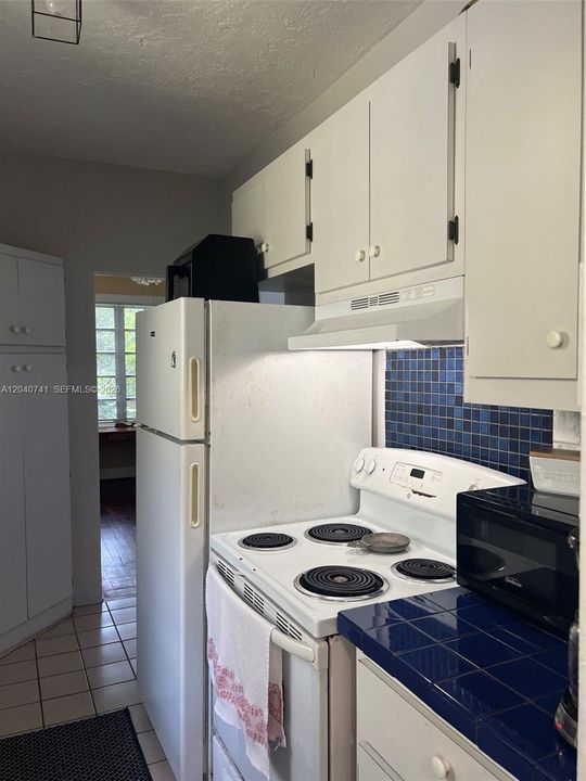 For Rent: $2,700 (1 beds, 1 baths, 893 Square Feet)