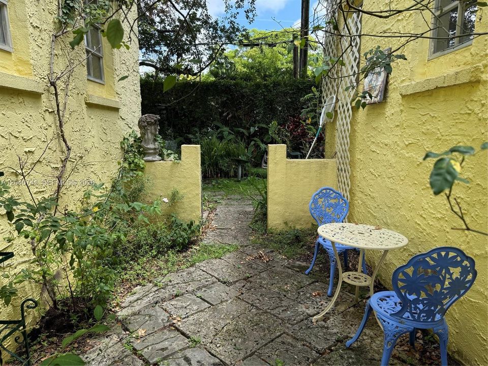 For Rent: $2,700 (1 beds, 1 baths, 893 Square Feet)
