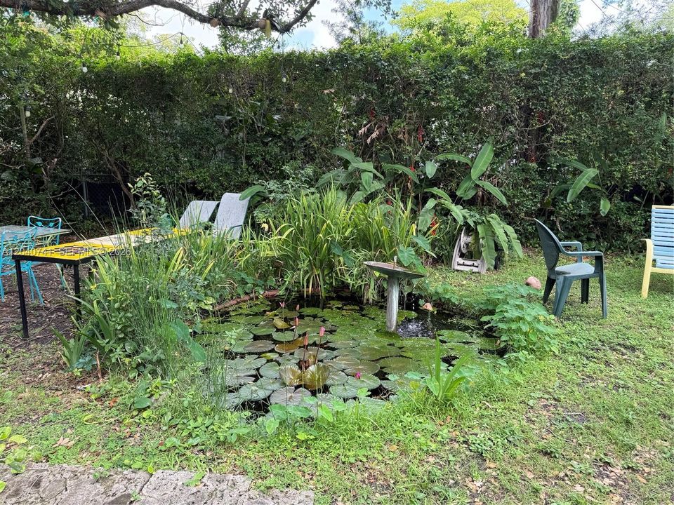 For Rent: $2,700 (1 beds, 1 baths, 893 Square Feet)