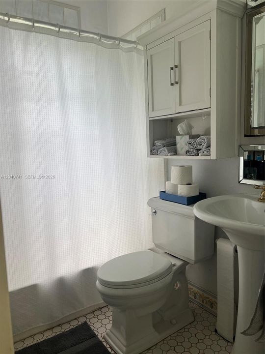 For Rent: $2,700 (1 beds, 1 baths, 893 Square Feet)