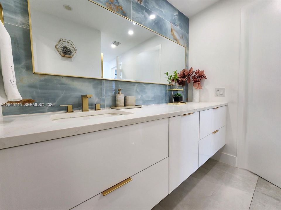 For Sale: $499,000 (2 beds, 2 baths, 1110 Square Feet)