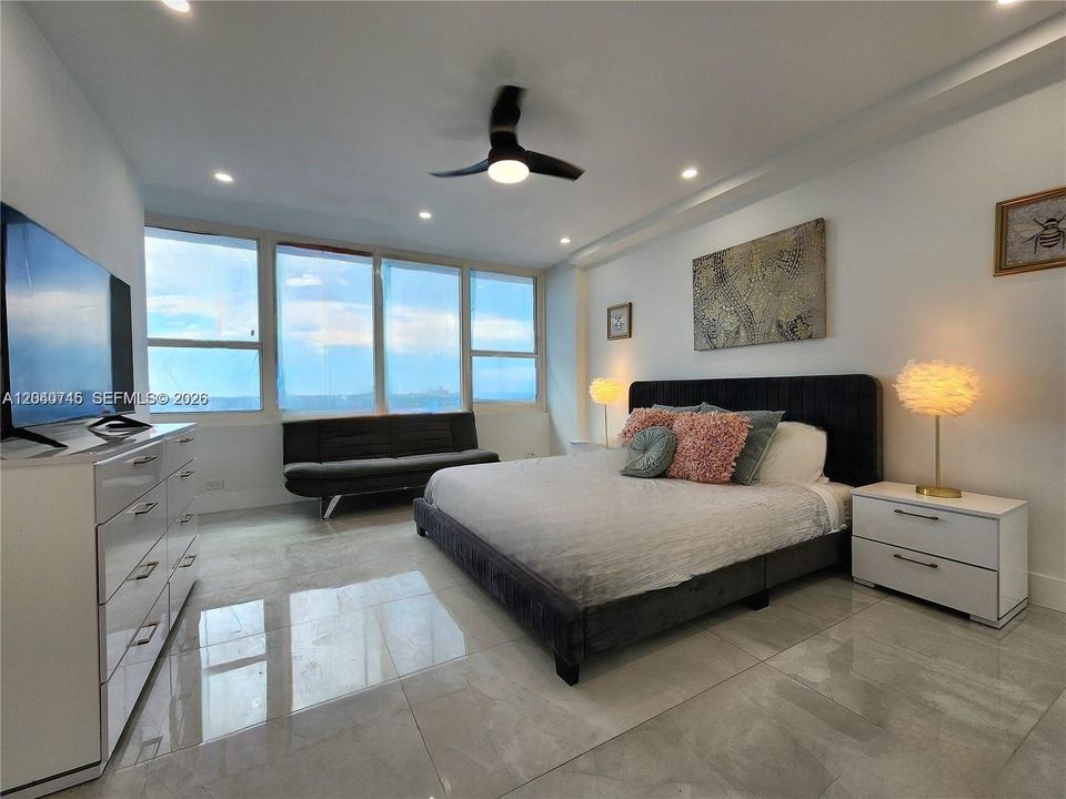 For Sale: $499,000 (2 beds, 2 baths, 1110 Square Feet)