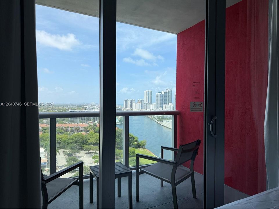 For Sale: $465,000 (2 beds, 2 baths, 1028 Square Feet)