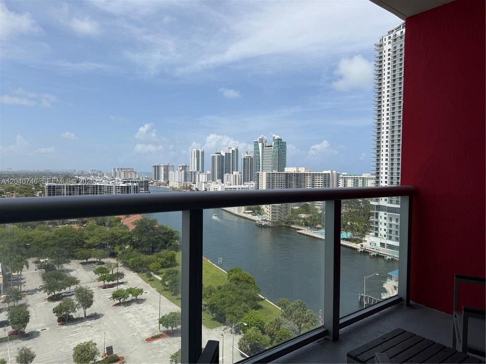 For Sale: $465,000 (2 beds, 2 baths, 1028 Square Feet)