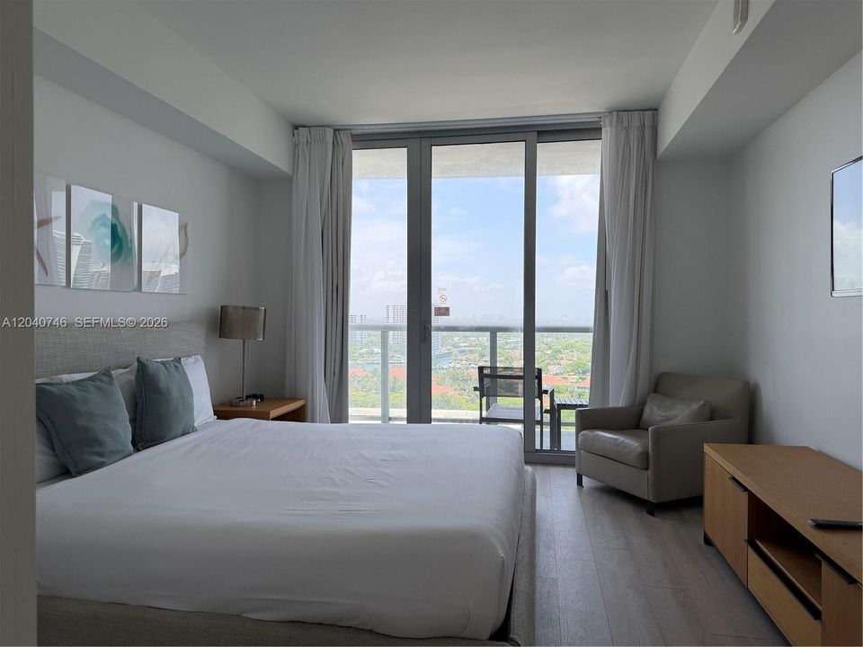 For Sale: $465,000 (2 beds, 2 baths, 1028 Square Feet)