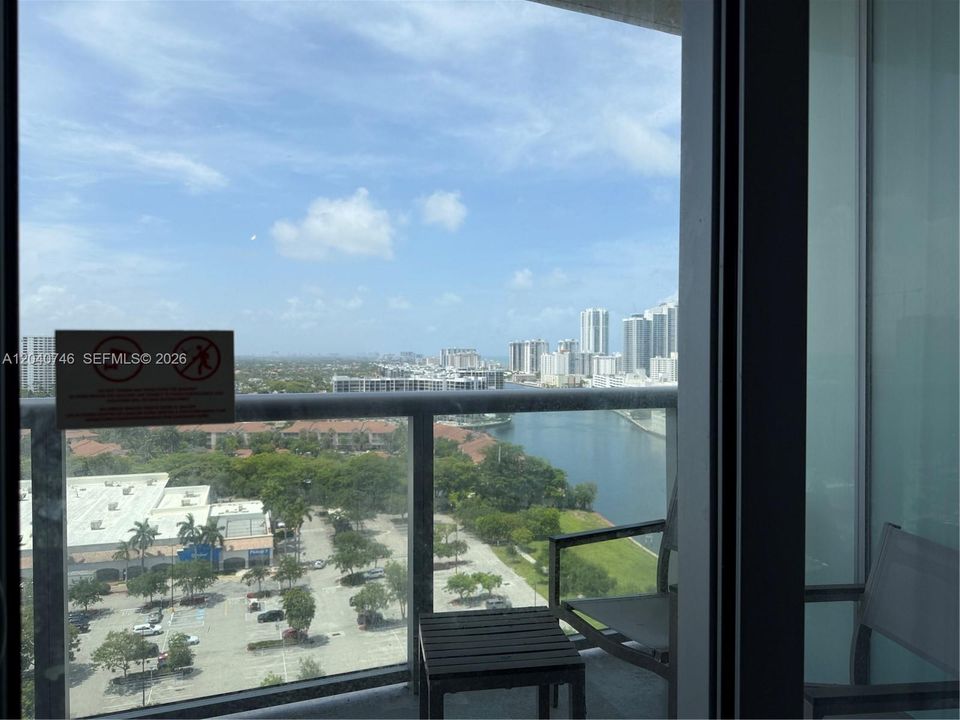 For Sale: $465,000 (2 beds, 2 baths, 1028 Square Feet)