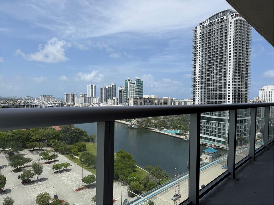 For Sale: $465,000 (2 beds, 2 baths, 1028 Square Feet)