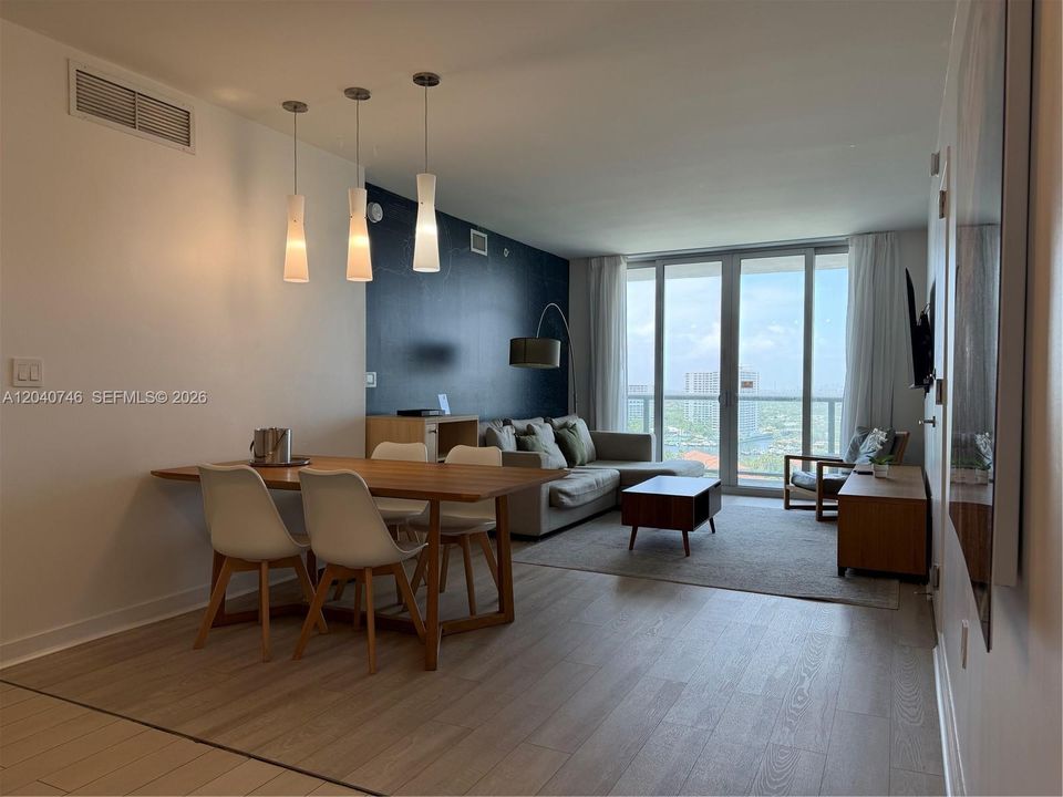 For Sale: $465,000 (2 beds, 2 baths, 1028 Square Feet)