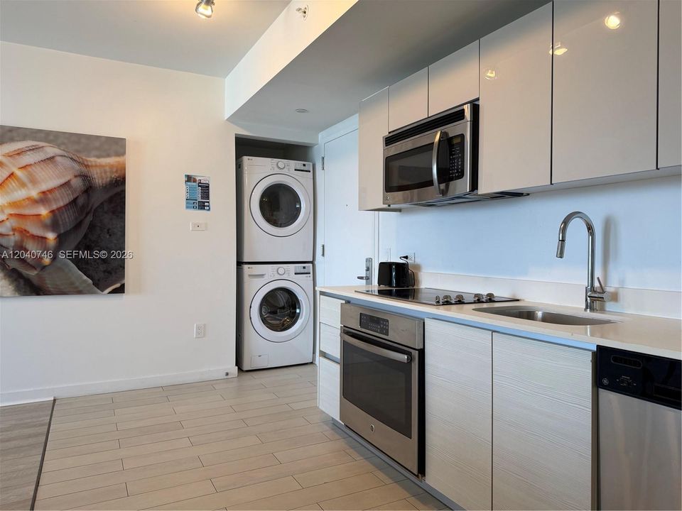 For Sale: $465,000 (2 beds, 2 baths, 1028 Square Feet)