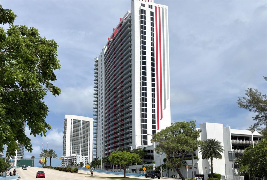 For Sale: $465,000 (2 beds, 2 baths, 1028 Square Feet)