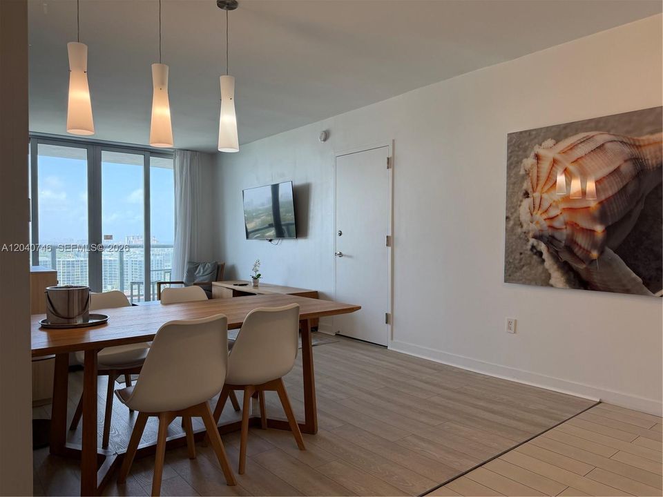 For Sale: $465,000 (2 beds, 2 baths, 1028 Square Feet)