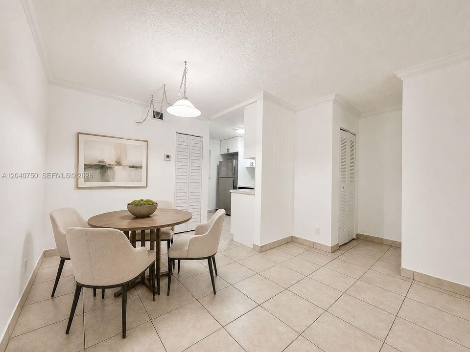 For Rent: $2,000 (2 beds, 2 baths, 830 Square Feet)
