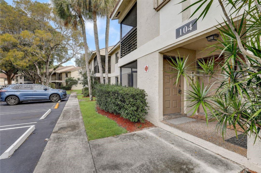 For Rent: $2,000 (2 beds, 2 baths, 830 Square Feet)