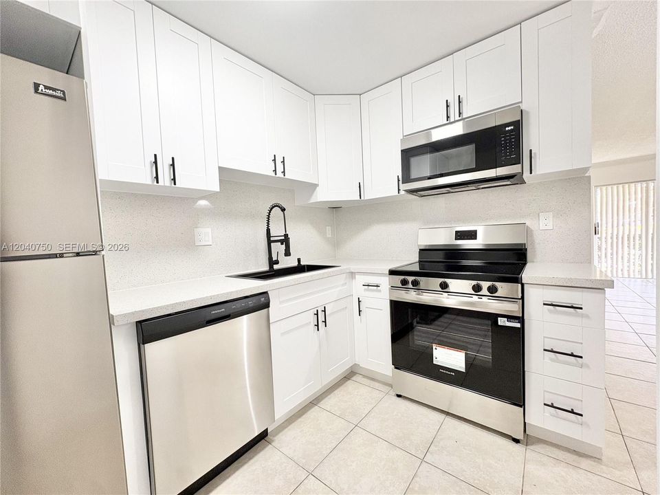 For Rent: $2,000 (2 beds, 2 baths, 830 Square Feet)
