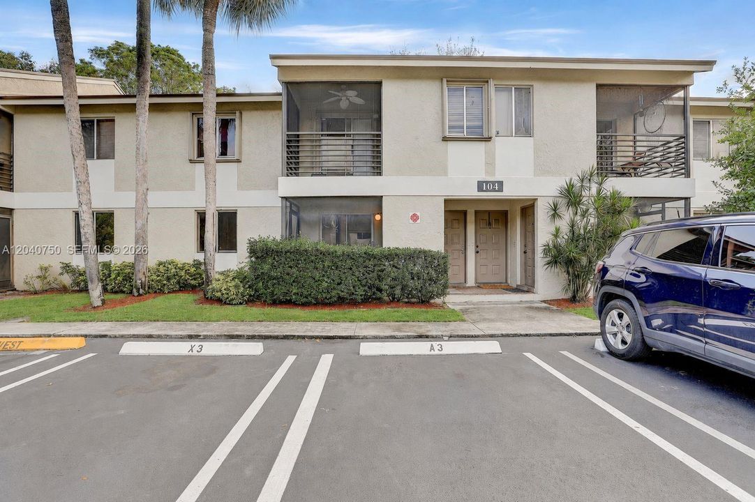 For Rent: $2,000 (2 beds, 2 baths, 830 Square Feet)