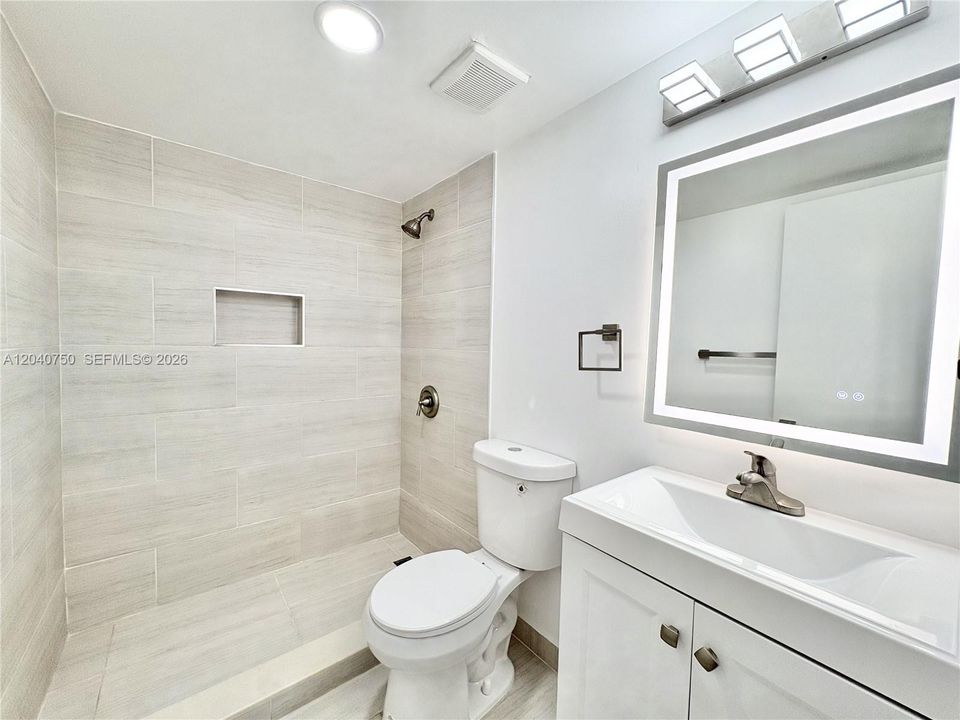 For Rent: $2,000 (2 beds, 2 baths, 830 Square Feet)