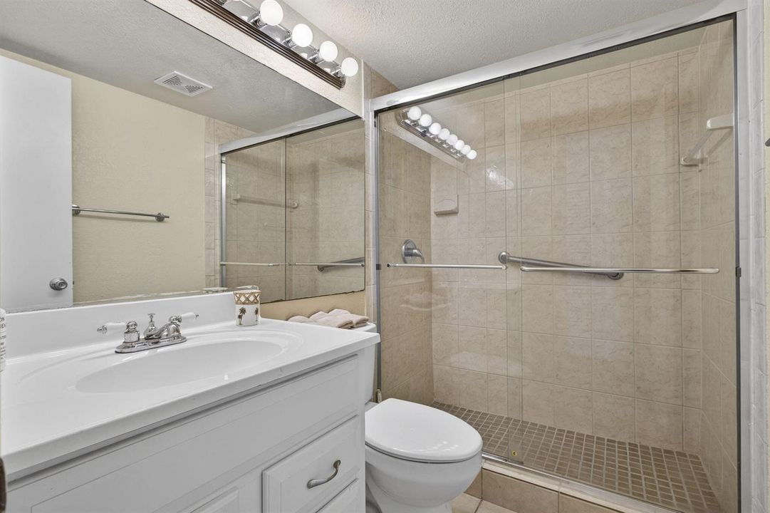 Lagre bathroom wiith walk in shower