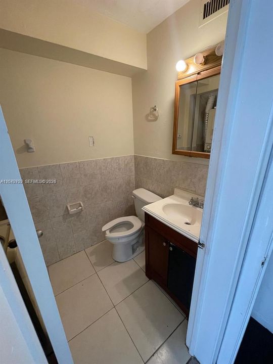 For Rent: $1,900 (2 beds, 1 baths, 940 Square Feet)