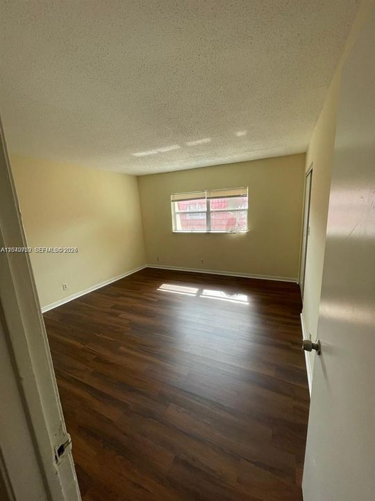 For Rent: $1,900 (2 beds, 1 baths, 940 Square Feet)