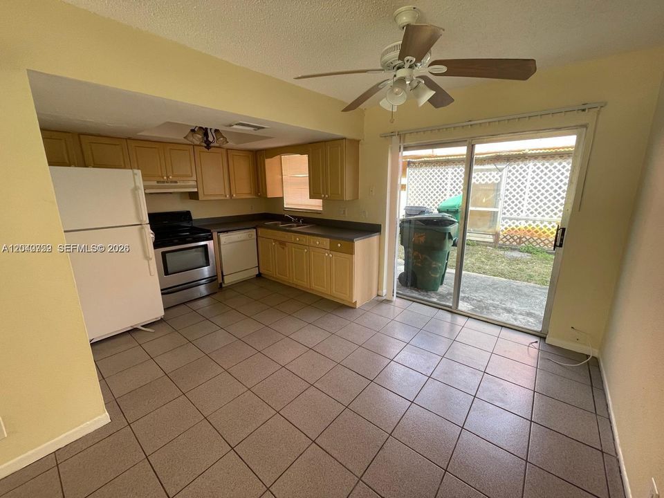 For Rent: $1,900 (2 beds, 1 baths, 940 Square Feet)