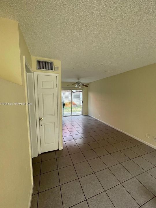For Rent: $1,900 (2 beds, 1 baths, 940 Square Feet)