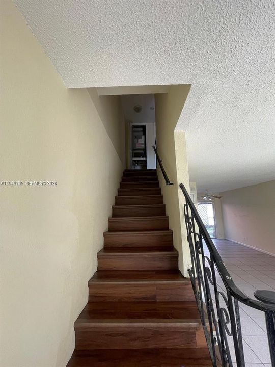For Rent: $1,900 (2 beds, 1 baths, 940 Square Feet)